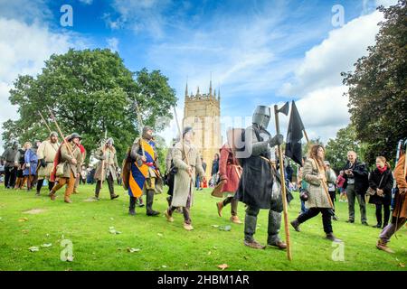 Les passionnés du Moyen-âge se rassemblent à Abbey Ground avant une reconstitution ultérieure de la bataille d'Evesham. Banque D'Images