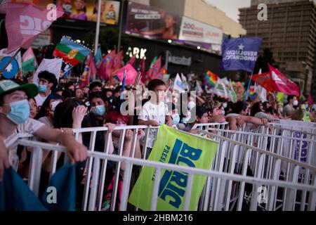 Santiago, Chili.19th décembre 2021.Un gamin détient un drapeau en faveur de Gabriel Boric pendant la célébration.le candidat de Apruebo Dignidad pacte gagne l'élection présidentielle de 2021 au Chili, avec plus de la moitié des voix contre le candidat de l'extrême droite radicale Jose Antonio Kast.(Photo de Vanessa Rubilar/SOPA Images/Sipa USA) crédit: SIPA USA/Alay Live News Banque D'Images