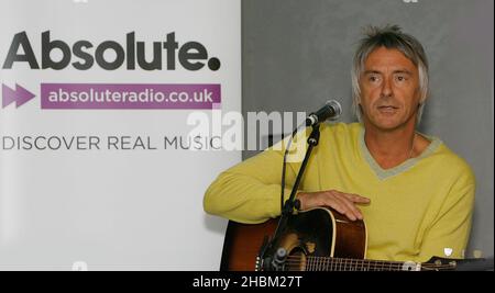 Paul Weller lance Absolute radio Live avec un concert exclusif pour seulement 20 auditeurs au siège de la station de radio nationale à Golden Square, Soho, Londres, le 20,2010 avril. C'est le début d'une série complète d'événements en direct qui seront diffusés par Absolute radio cette année, y compris le Festival de l'Ile de Wight, le V Festival et Kings of Leon en direct depuis Hyde Park. Banque D'Images