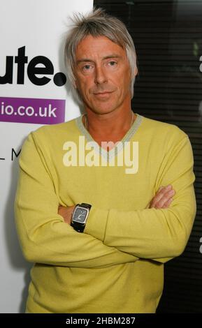 Paul Weller lance Absolute radio Live avec un concert exclusif pour seulement 20 auditeurs au siège de la station de radio nationale à Golden Square, Soho, Londres, le 20,2010 avril. C'est le début d'une série complète d'événements en direct qui seront diffusés par Absolute radio cette année, y compris le Festival de l'Ile de Wight, le V Festival et Kings of Leon en direct depuis Hyde Park. Banque D'Images