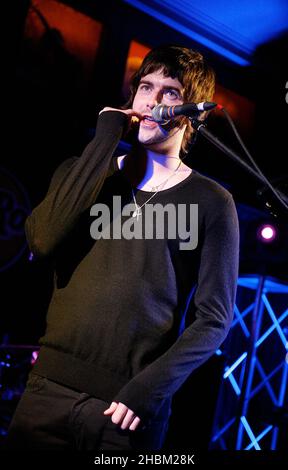 Liam Fray des Courteeners se produit au Hard Rock Cafe de Londres. Banque D'Images