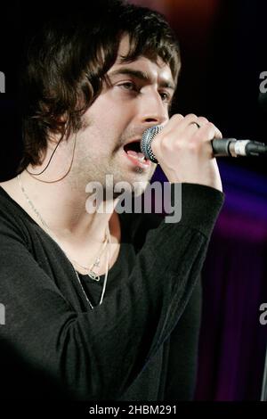 Liam Fray des Courteeners se produit au Hard Rock Cafe de Londres. Banque D'Images