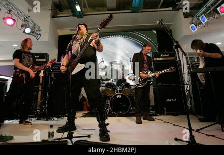 Tim Blake, Richard Chadwick, M. Dibs, Dave Brock, Niall Hone de Hawkwind se produit au lancement de la liste des distinctions honorifiques MOJO à HMV sur Oxford Street à Londres. Banque D'Images