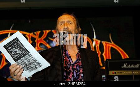 Dave Brock de Hawkwind se produit au lancement de la liste des distinctions honorifiques MOJO à HMV sur Oxford Street à Londres. Banque D'Images