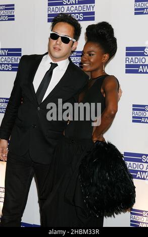 Shingai Shoniwa et Dan Smith des Noisettes arrivent aux Sony radio Awards à l'hôtel Grosvenor House le 10,2010 mai. Banque D'Images