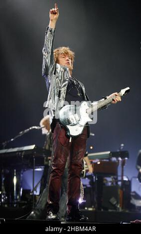 Richie Sambora se produit sur scène avec bon Jovi à la O2 Arena de Londres. Banque D'Images