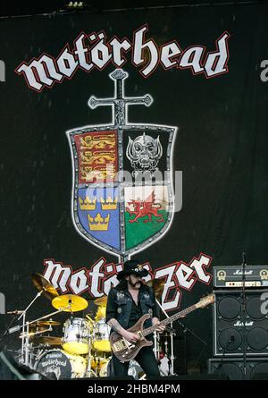 Lemmy Kilminster de Motorhead se produit sur scène au cours du jour 3 au Festival de téléchargement 2010 à Castle Donnington, Leicestershire. Banque D'Images