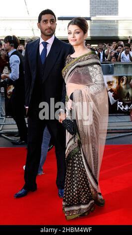 Abhishek Bachchan et Aishwarya Rai Bachchan arrivent à la première de Raavan au BFI, Southbank, Londres, le 16 juin 2010. Banque D'Images