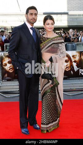 Abhishek Bachchan et Aishwarya Rai Bachchan arrivent à la première de Raavan au BFI, Southbank, Londres, le 16 juin 2010. Banque D'Images