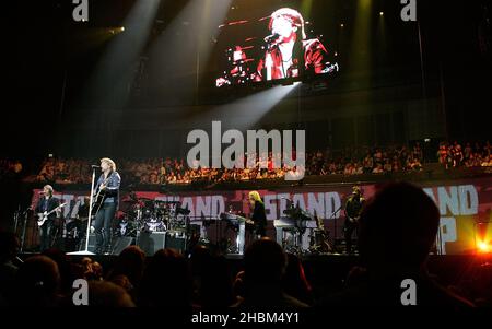 Jon bon Jovi se produit avec bon Jovi sur scène à l'arène O2 le 17 juin 2010. Banque D'Images