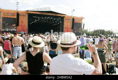 Les fans s'imprégnent du soleil et de l'atmosphère au Hard Rock Calling, Hyde Park, Londres Banque D'Images