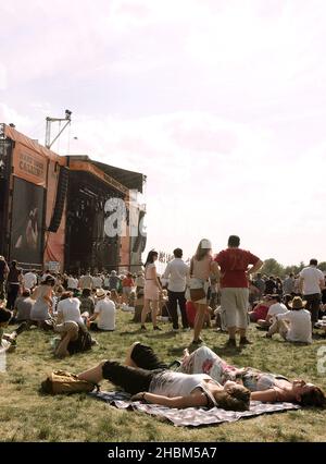 Les fans s'imprégnent du soleil et de l'atmosphère au Hard Rock Calling, Hyde Park, Londres Banque D'Images