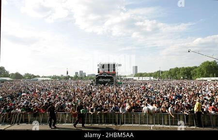 Les fans s'imprégnent du soleil et de l'atmosphère au Hard Rock Calling, Hyde Park, Londres Banque D'Images