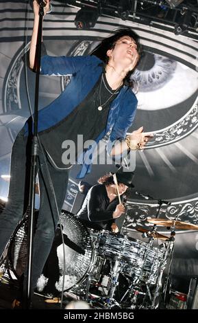 Alison Mosshart et Jack White de The Dead Weather se sont performances sur scène au Roundhouse, Londres Banque D'Images
