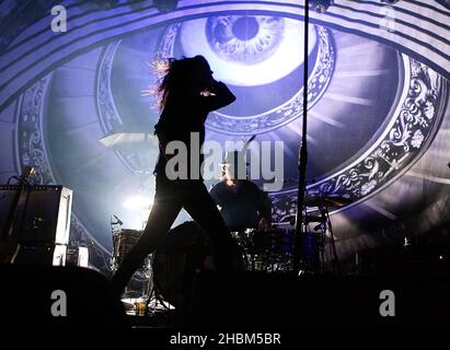 Alison Mosshart et Jack White de The Dead Weather se sont performances sur scène au Roundhouse, Londres Banque D'Images