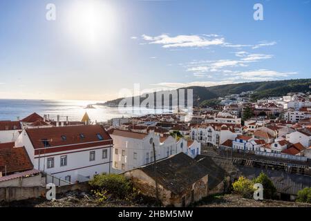 Paysage urbain de Sesimbra avec vieille ville historique et océan Atlantique, région de Setubal, Portugal Banque D'Images