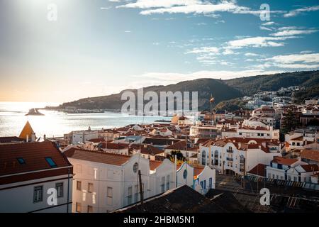 Paysage urbain de Sesimbra avec vieille ville historique et océan Atlantique, région de Setubal, Portugal Banque D'Images