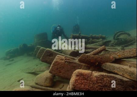Munising, MI -14th août 2021 : plongée sous-MARINE explorant une épave de bateau à vapeur en bois Banque D'Images