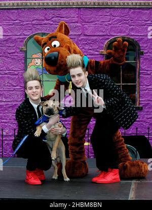 Jedward trouve Scooby-Doo !Visite de la résidence mystère à Battersea Dogs and Cats Home à Battersea, Londres Banque D'Images