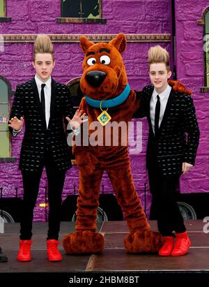 Jedward trouve Scooby-Doo !Visite de la résidence mystère à Battersea Dogs and Cats Home à Battersea, Londres Banque D'Images