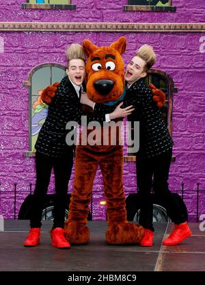 Jedward trouve Scooby-Doo !Visite de la résidence mystère à Battersea Dogs and Cats Home à Battersea, Londres Banque D'Images