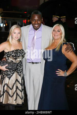 Vanessa Feltz, fille Saskia et partenaire Ben Ofoedu assistent à Fashion pour le Brave au Dorchester Hote dans le centre de Londres. Banque D'Images