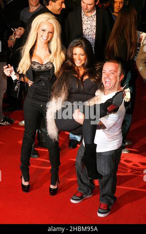 Jason 'Wee-Man' Acuna et les filles de la page 3 assistent à la première du film britannique de 'Jackass 3D au BFI IMAX à Londres. Banque D'Images