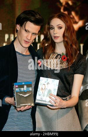 Matt Smith, et Karen Gillan, Time Lord et son Sidekick Amy Pond signent des copies de Doctor Who: The Complete Series Five DVD Box Set à HMV Oxford Street, Londres, le 8,2010 novembre. Banque D'Images