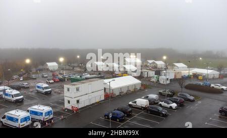 La photo datée du 19th 2021 décembre montre la conduite animée des covid dans le centre d'essais de Milton, Cambridge, sous les projecteurs un dimanche matin brumeux pendant que les gens vont pour leurs tests PCR.À mesure que les cas Omicron augmentent, la demande de tests augmente et certaines personnes ne peuvent pas réserver une fente pour un test ou obtenir des kits de tests à domicile. Banque D'Images