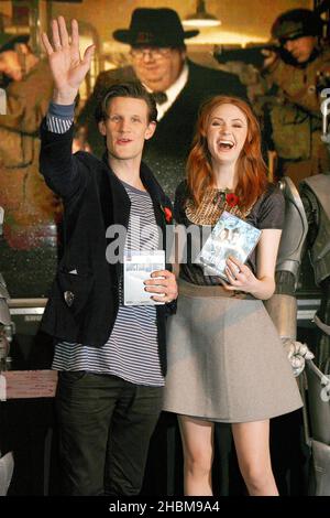 Matt Smith, et Karen Gillan, Time Lord et son Sidekick Amy Pond signent des copies de Doctor Who: The Complete Series Five DVD Box Set à HMV Oxford Street, Londres, le 8,2010 novembre. Banque D'Images