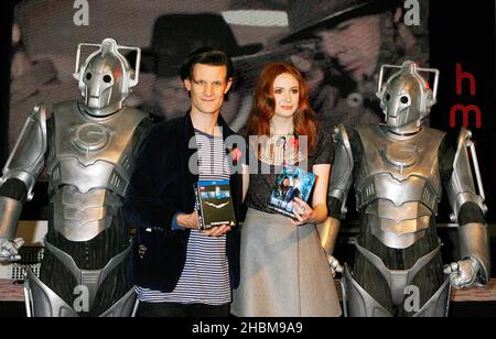 Matt Smith, et Karen Gillan, Time Lord et son Sidekick Amy Pond signent des copies de Doctor Who: The Complete Series Five DVD Box Set à HMV Oxford Street, Londres, le 8,2010 novembre. Banque D'Images