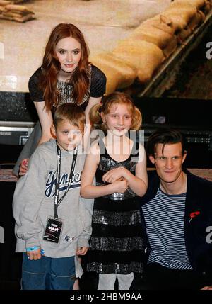 Matt Smith, et Karen Gillan, Time Lord et son Sidekick Amy Pond signent des copies de Doctor Who: The Complete Series Five DVD Box Set à HMV Oxford Street, Londres, le 8,2010 novembre. Banque D'Images