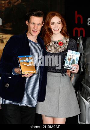 Matt Smith, et Karen Gillan, Time Lord et son Sidekick Amy Pond signent des copies de Doctor Who: The Complete Series Five DVD Box Set à HMV Oxford Street, Londres, le 8,2010 novembre. Banque D'Images