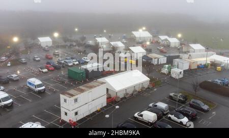 La photo datée du 19th 2021 décembre montre la conduite animée des covid dans le centre d'essais de Milton, Cambridge, sous les projecteurs un dimanche matin brumeux pendant que les gens vont pour leurs tests PCR.À mesure que les cas Omicron augmentent, la demande de tests augmente et certaines personnes ne peuvent pas réserver une fente pour un test ou obtenir des kits de tests à domicile. Banque D'Images