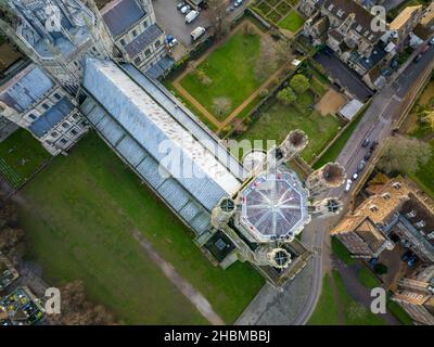 La photo datée du 10th décembre montre des choristes de la cathédrale d'Ely à Cambridgeshire ayant un entraînement matinal sur la Tour Ouest vendredi matin.Les choristes ont chanté ce matin (vendredi) sur la partie la plus haute de la magnifique cathédrale d'Ely à Cambridgeshire pendant qu'ils répètent pour une période festive très chargée.Des photos aériennes époustouflantes montrent que les garçons et les filles de la chorale se sont mis en scène à 66 mètres dans les airs au sommet de la tour ouest de la cathédrale normande, au cœur des Fens.Les garçons et les filles se sont lève tôt et ont grimpé les 288 marches jusqu'au sommet de la Tour, qui a été construit en 1189, pour pratiquer pour leur Noël per Banque D'Images