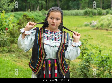 Salaj, Roumanie-15 mai 2018 : portrait extérieur d'une jeune fille portant un costume traditionnel roumain Banque D'Images