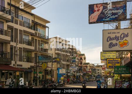 PATTAYA, THAÏLANDE - 22 octobre 2018: PATTAYA,THAÏLANDE - 22,2018 octobre:Chalerm Phrakiat 13 cette route mène de la troisième route à soi Buakhaow et est pleine o Banque D'Images