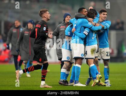 MILAN, ITALIE - DÉCEMBRE 19: Les joueurs de SSC Napoli fête la victoire, pendant la série Un match entre AC Milan et SSC Napoli au Stadio Giuseppe Meazza le 19 décembre 2021 à Milan, Italie.(Photo par MB Media) Banque D'Images