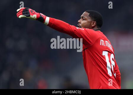 Milan, Italie.19th décembre 2021.Mike Maignan de l'AC Milan gestes pendant la série Un match entre l'AC Milan et la SSC Napoli au Stadio Giuseppe Meazza le 19 décembre 2021 à Milan, Italie.Credit: Marco Canoniero / Alamy Live News Banque D'Images