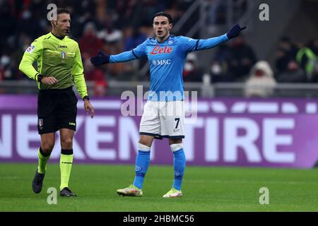 Milan, Italie.19th décembre 2021.Eljif Elmas de SSC Napoli gestes pendant la série Un match entre AC Milan et SSC Napoli au Stadio Giuseppe Meazza le 19 décembre 2021 à Milan, Italie.Credit: Marco Canoniero / Alamy Live News Banque D'Images