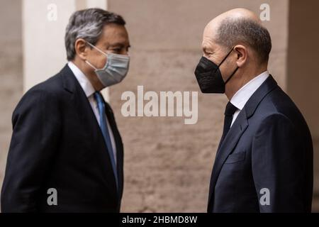 Rome, Italie.20th décembre 2021.Le Premier ministre italien Mario Draghi (L) reçoit le chancelier allemand OLAF Scholz au palais Chigi.Credit: Oliver Weiken/dpa/Alay Live News Banque D'Images