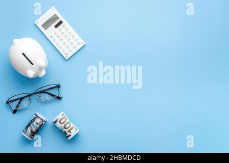 Concept d'investissements monétaires.Tirelire avec argent et calculatrice Banque D'Images