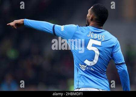 Juan Jesus de SSC Napoli gestes pendant la série Un match entre AC Milan et SSC Napoli au Stadio Giuseppe Meazza le 19 décembre 2021 à Milan, Italie. Banque D'Images