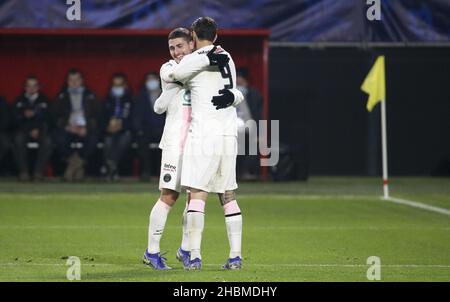 Valenciennes, France - le 19 décembre 2021, Mauro Icardi de PSG célèbre son but avec Marco Verratti de PSG lors de la coupe de France 32 du match de football entre Entente Feignies-Aulnoye et Paris Saint Germain (PSG) le 19 décembre 2021 au Stade du Hainaut à Valenciennes, France - photo : Jean Catuffe/DPPI/LiveMedia Banque D'Images