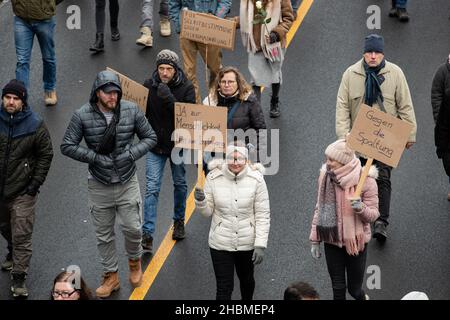 Nuremberg, Allemagne.19th décembre 2021.Le 19 décembre 2021, il y a eu des manifestations à Nuremberg, en Allemagne.Ils ont protesté contre toutes les mesures Covid-19 actuelles et peut-être à venir.(Photo par Alexander Pohl/Sipa USA) crédit: SIPA USA/Alay Live News Banque D'Images