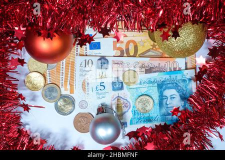 Billets en euros et pièces en euros décorés de décorations de Noël Banque D'Images