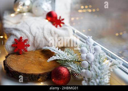 Joyeux Noël maquette de table en bois podium stand vide disposition sur le rebord de la fenêtre.Conception de l'arrière-plan pour les produits de vacances concept Banque D'Images