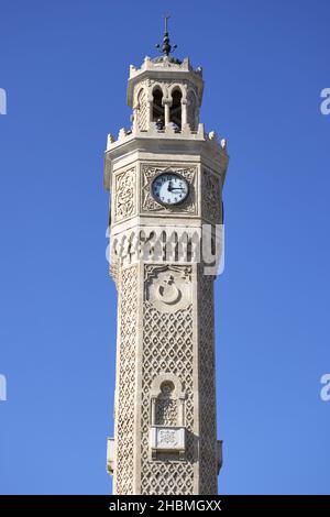 Un cliché vertical de la Tour de l'horloge d'Izmir en Turquie à la lumière du jour Banque D'Images