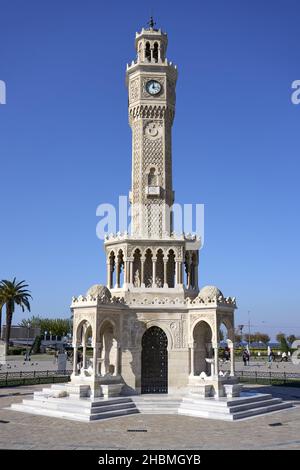 Un cliché vertical de la Tour de l'horloge d'Izmir en Turquie à la lumière du jour Banque D'Images