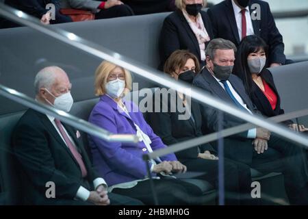 De gauche à droite Gerhard et Christel SCHOLZ, Britta ERNST, ancien chancelier fédéral Gerhard SCHROEDER et sa femme SO-yeon Schörder-Kim, 5th session plénière du Bundestag allemand avec l'élection et l'assermentation du Chancelier fédéral et des ministres fédéraux, Bundestag allemand à Berlin, Allemagne le 8th décembre 2021 Banque D'Images